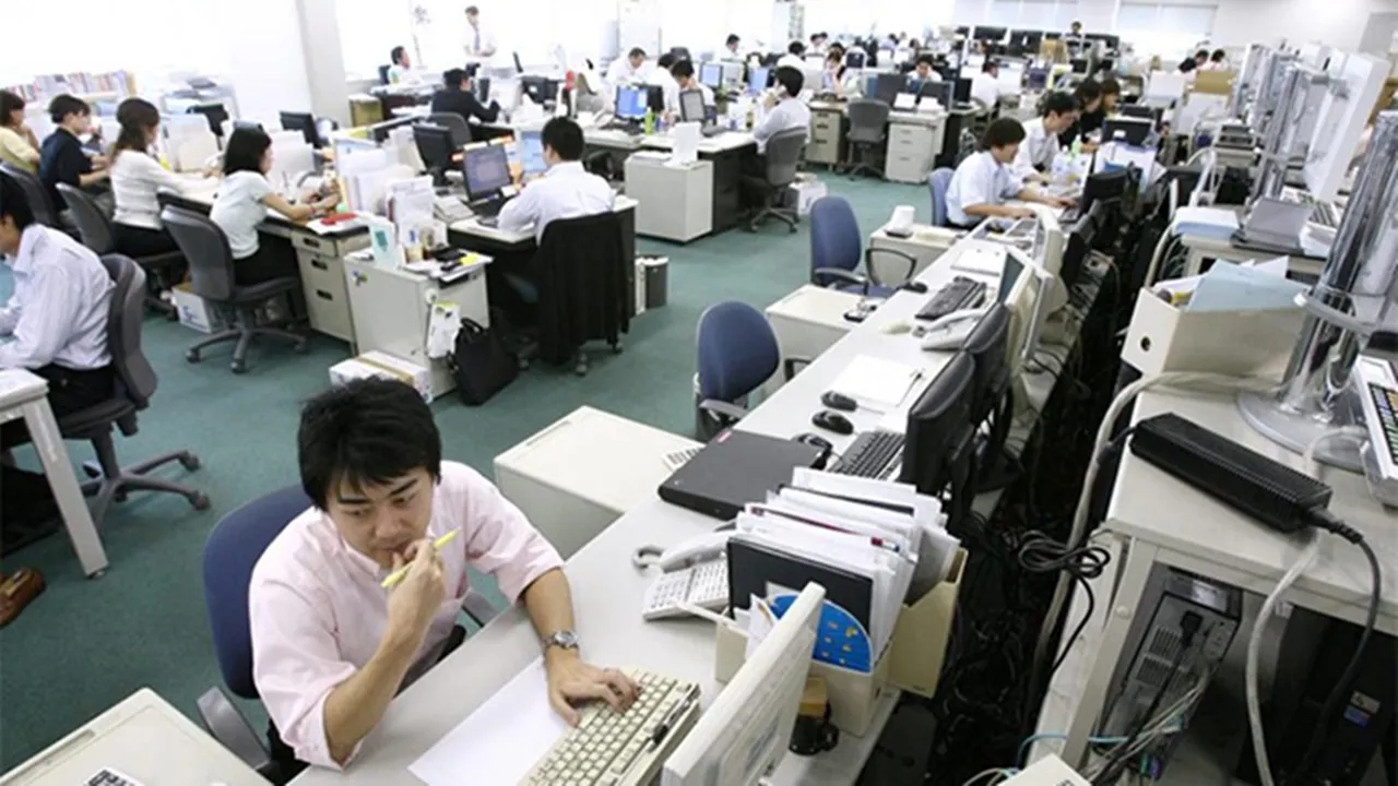 giam-doc-cam-nhan-vien-lam-viec-qua-8-tieng-mot-ngay-cai-ket-khong-ai-ngo