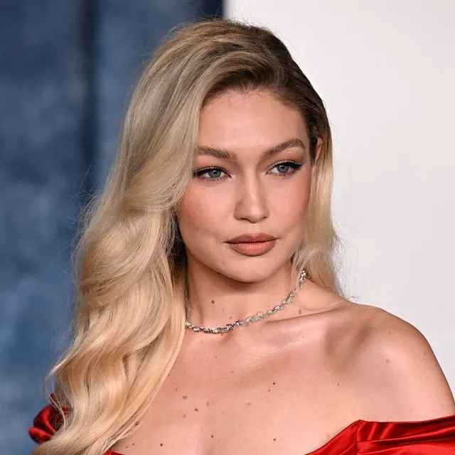 gigi-hadid-bi-bat-vi-tang-tru-can-sa