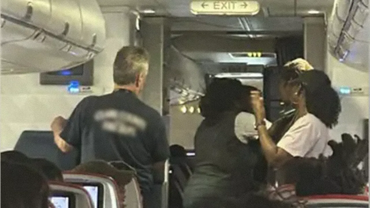 may-bay-khong-co-dieu-hoa-hanh-khach-ngat-xiu