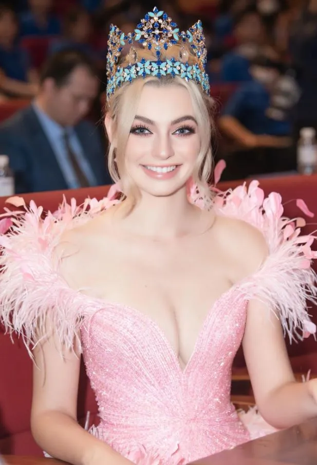 hoa-hau-karolina-den-viet-nam (6)