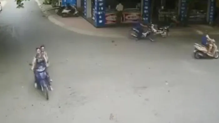 tap-di-xe-may-nguoi-phu-nu-lao-vao-cong-truong-tu-vong