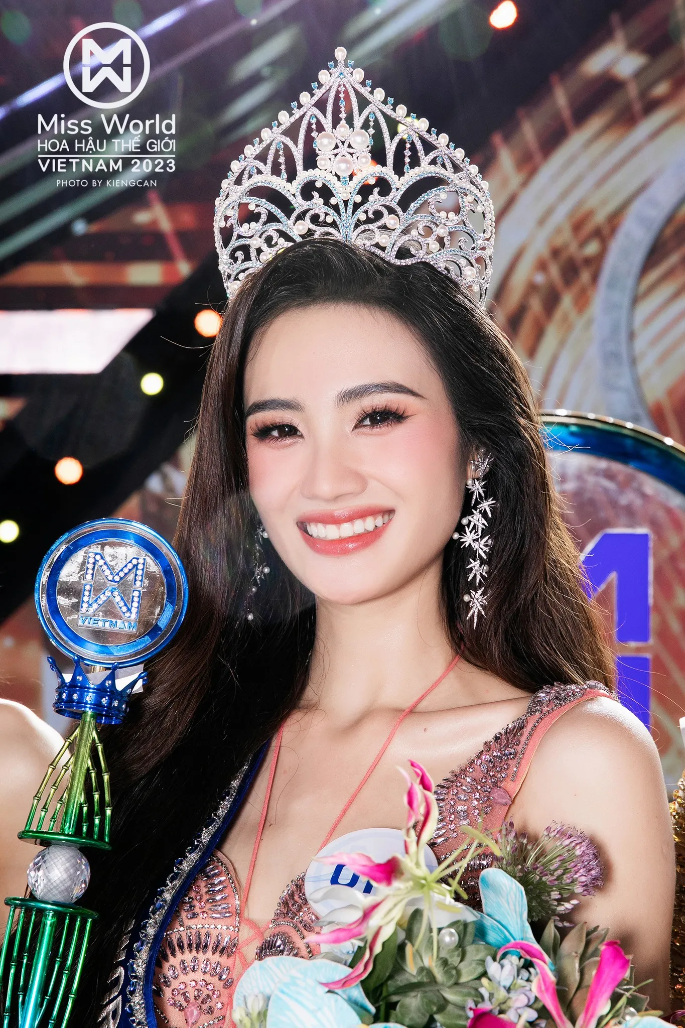 dien-mao-ban-trai-hoa-hau-miss-world