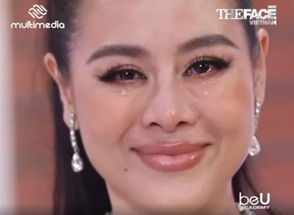 nam-thu-thi-pham-roi-nuoc-mat-trong-20-giay-tai-the-face