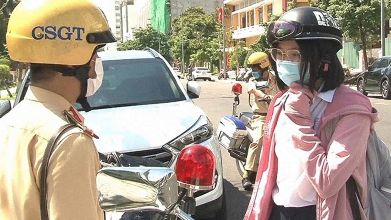 truong-hop-di-xe-cham-bi-phat-tien-1