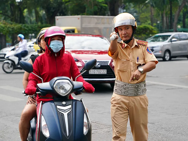 truong-hop-di-xe-cham-bi-phat-tien