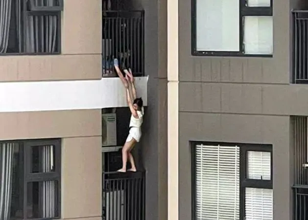 co-gai-lo-lung-o-tang-5-duoc-nguoi-dan-giai-cuu-1