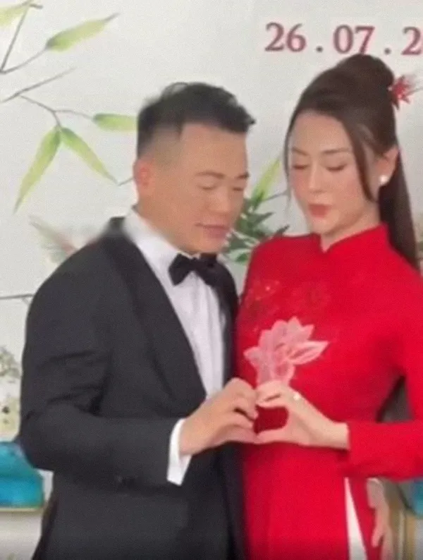 phuong-oanh-ne-nu-hon-cua-shark-binh-trong-dam-hoi-2