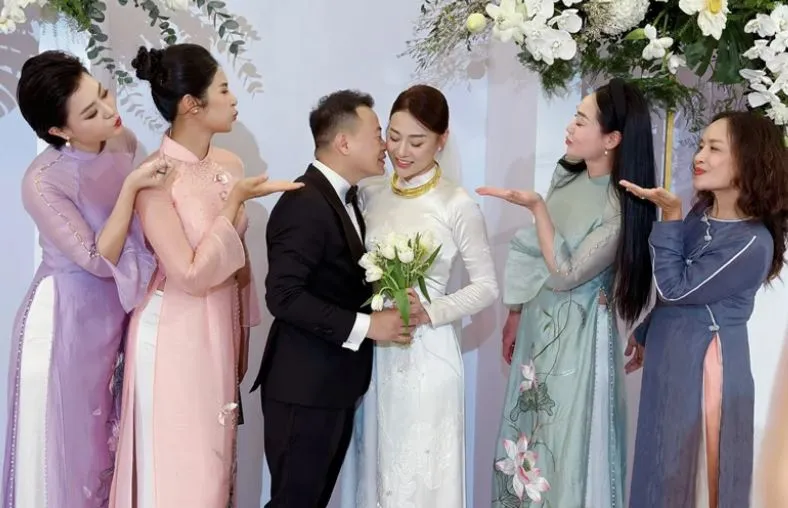 phuong-oanh-ne-nu-hon-cua-shark-binh-trong-dam-hoi-6