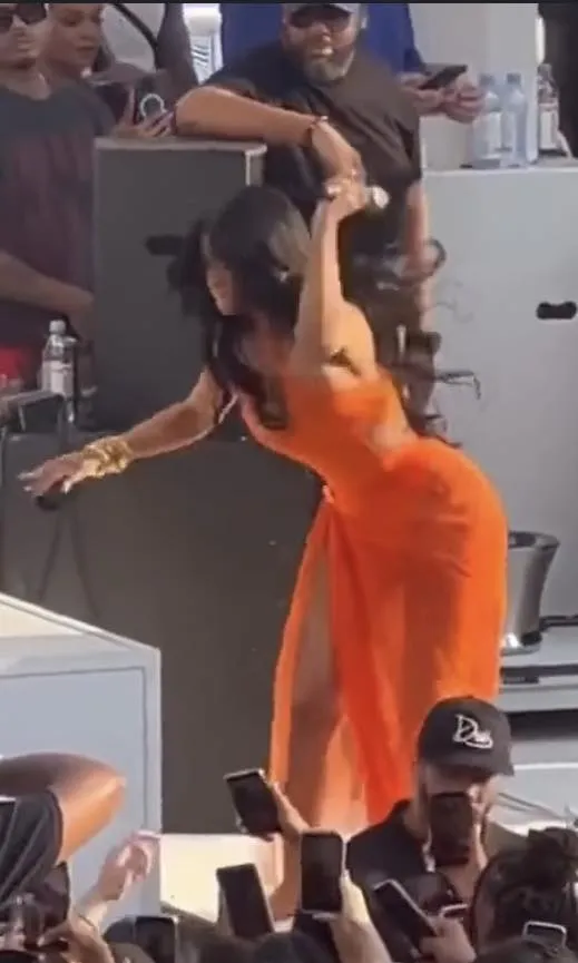 nu-ca-si-choi-mic-vao-khan-gia-khi-dang-hat