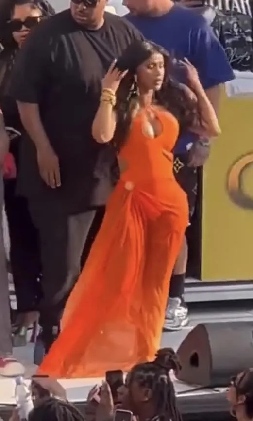 nu-ca-si-choi-mic-vao-khan-gia-khi-dang-hat.-1jpg