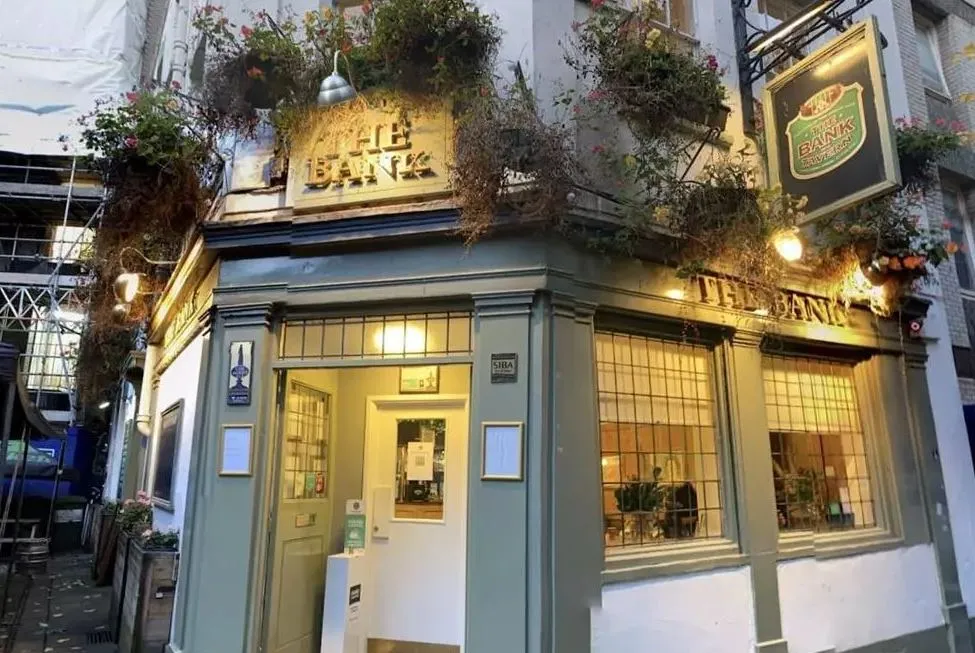 bi-an-nha-hang-phai-dat-cho-truoc-4-nam-