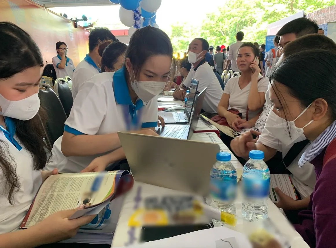 bi-an-nha-hang-phai-dat-cho-truoc-4-nam-3