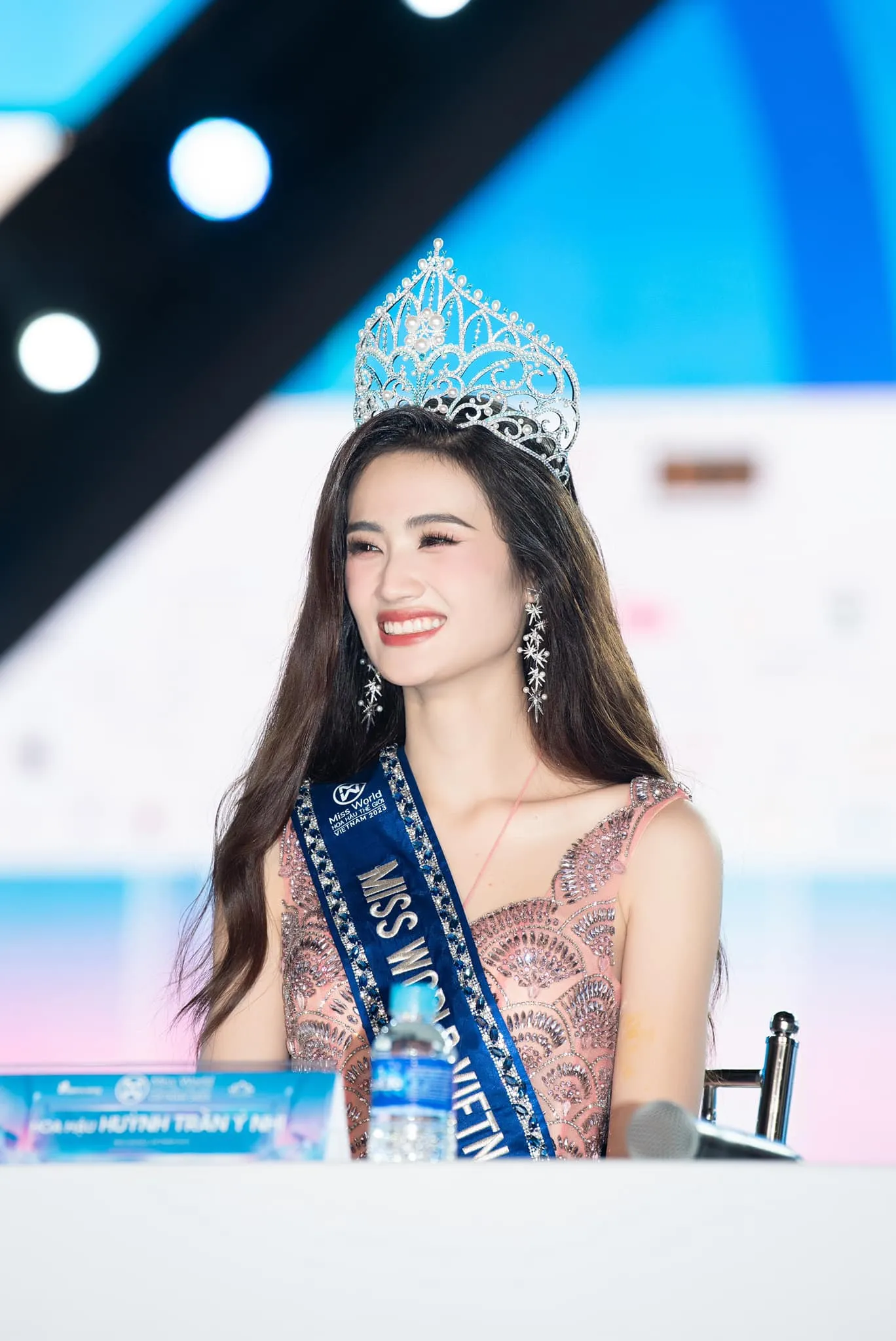 mot-nguoi-noi-tieng-doi-tuoc-vuong-mien-y-nhi-1