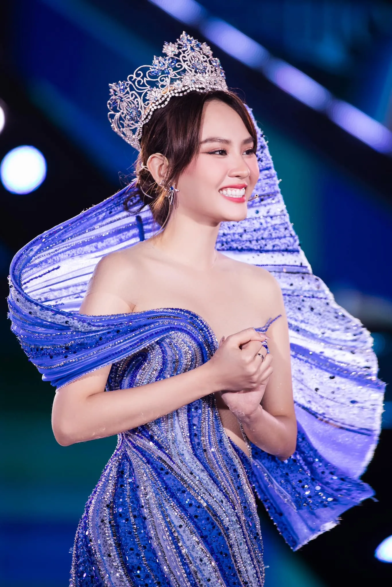 mai-phuong-lac-quan-ve-on-ao-cua-dan-em-miss-world-1