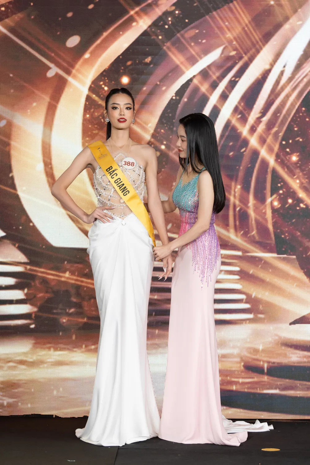 trao-sash-miss-grand-vn