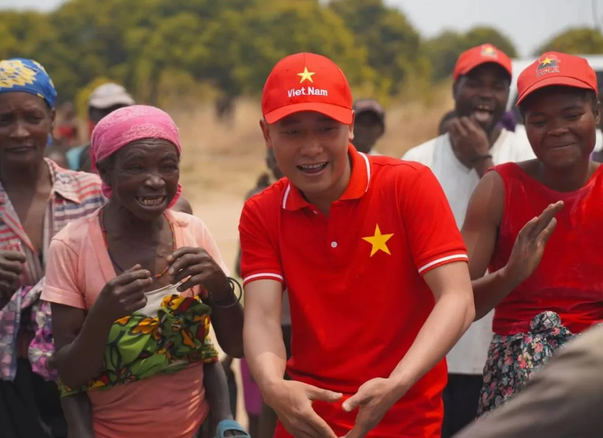 quang-linh-vlogs-bay-hang-thuong-gia-100-trieu-ve-viet-nam-4