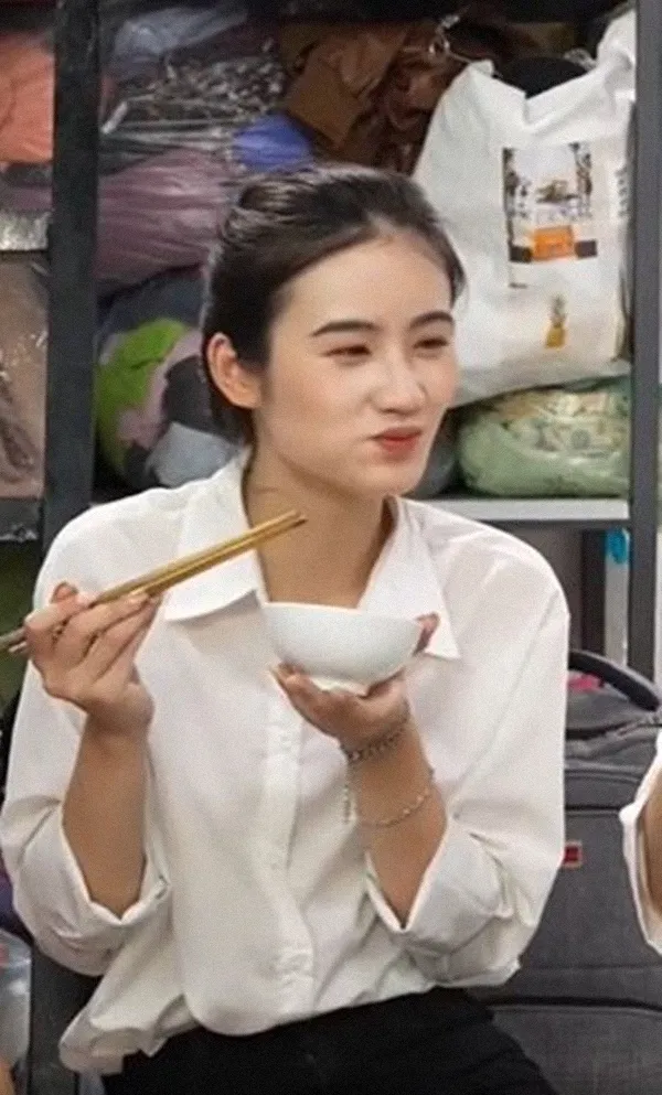 clip-y-nhi-truoc-dang-quang-ram-ro-tro-lai-2