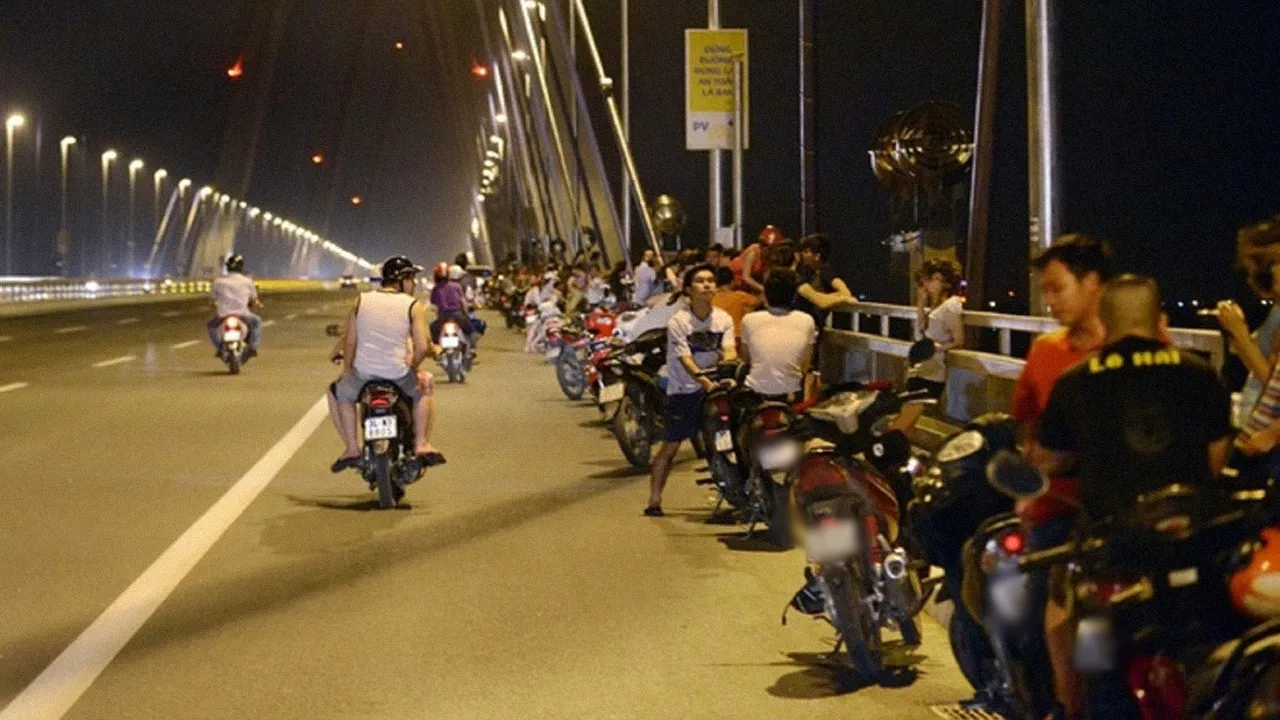 dung-xe-tren-cau-hong-gio-bi-phat