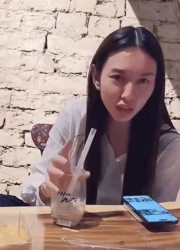 thuy-tien-ne-quang-linh-tren-livestream