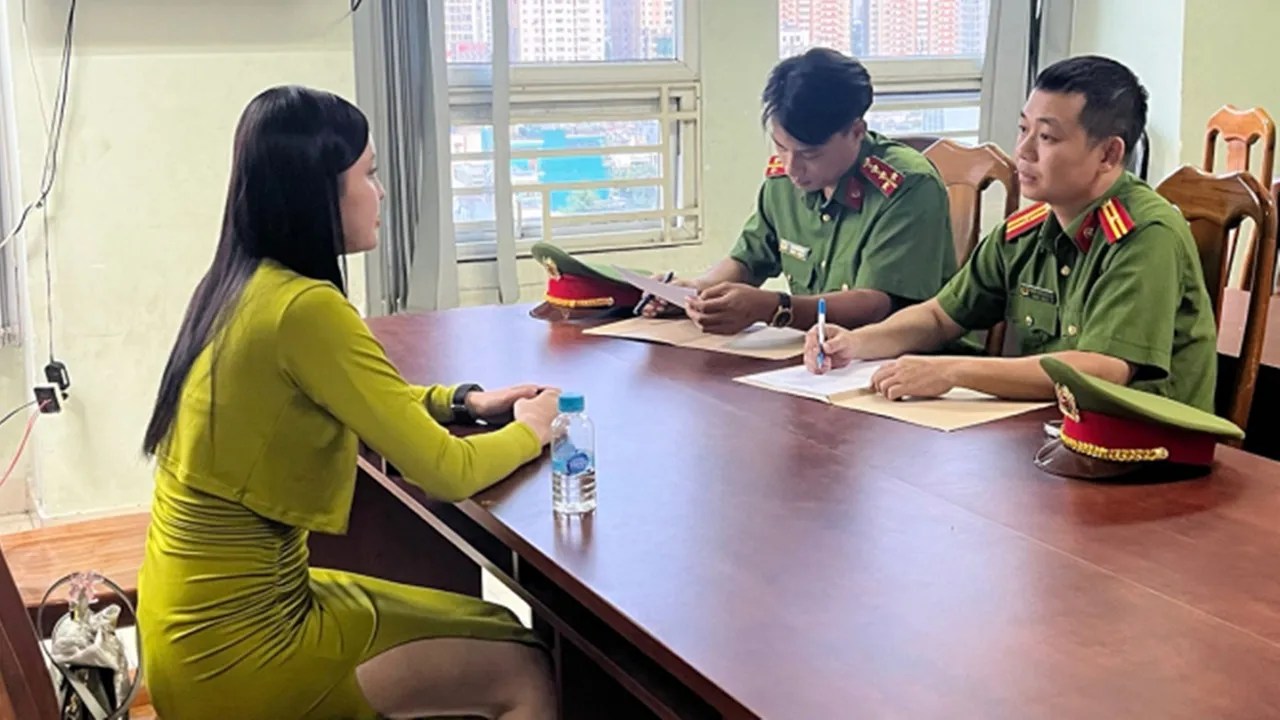 triet-pha-duong-day-tiep-vien-hang-khong-ban-dam