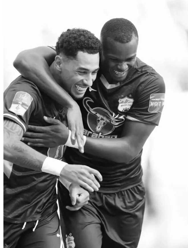 ngoai-binh-huy-ve-ve-que-de-dua-tien-cau-thu-hagl