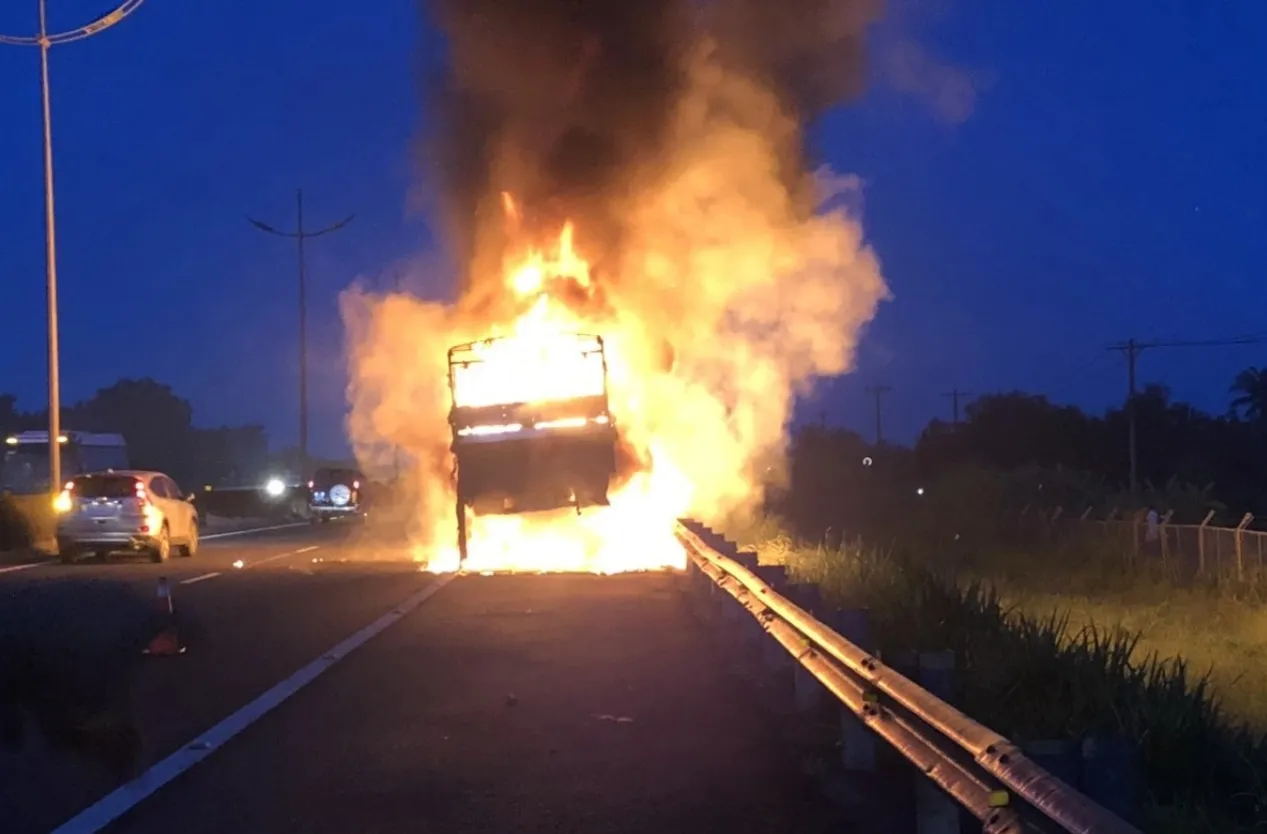 xe-tai-hoa-vang-tren-duong-cao-toc-1