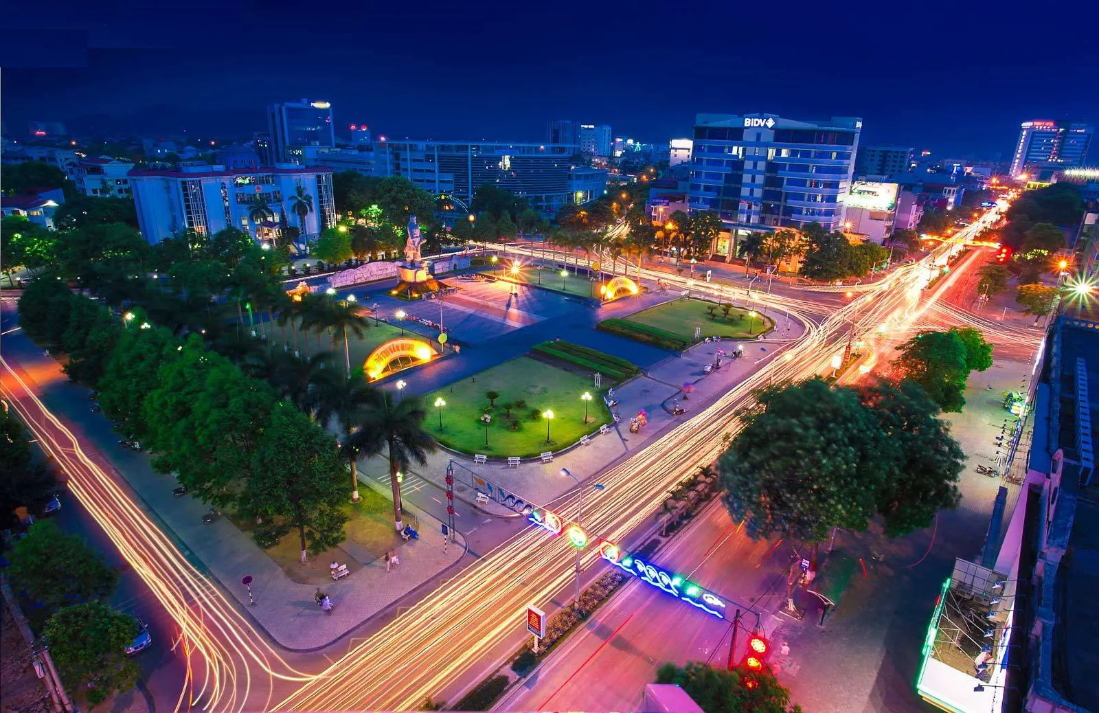 dia-phuong-dong-dan-nhat-thanh-pho-nho-nhat-viet-nam-1