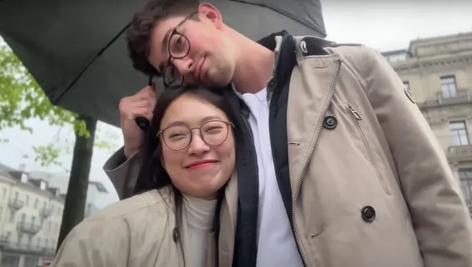 nghi-van-lo-dien-ban-trai-tay-khanh-vy