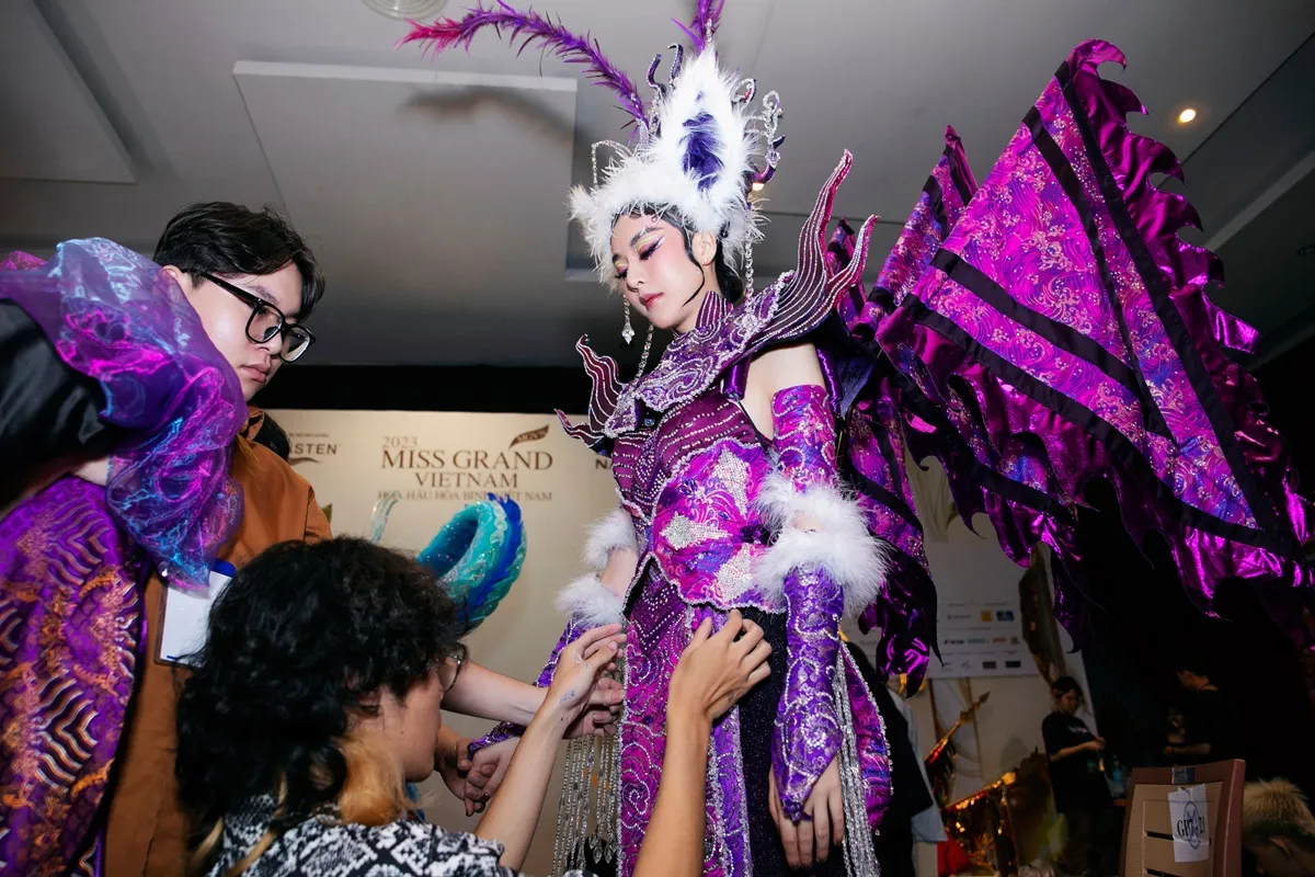 phia-sau-nhung-bo-trang-phuc-cua-miss-grand-vietnam (1)