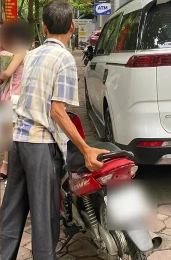 xon-xao-hinh-anh-nguoi-dan-ong-co-hanh-dong-khiem-nha-2