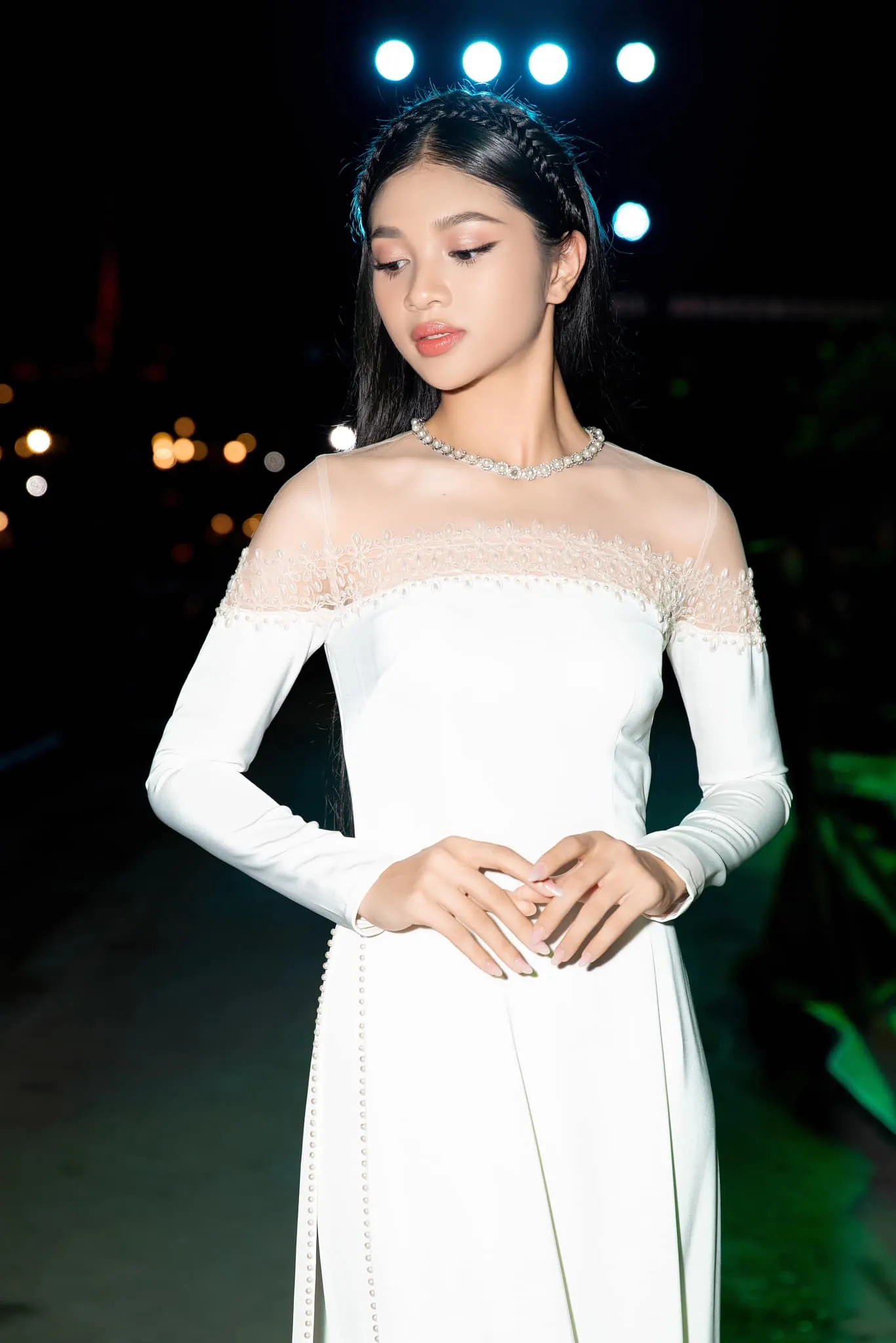 minh-kien-duoc-khen-cung-trang-lua-da-la-a-hau-2