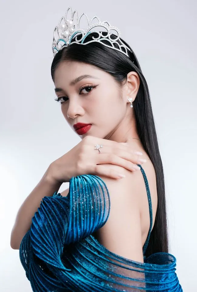 minh-kien-duoc-khen-cung-trang-lua-da-la-a-hau-4