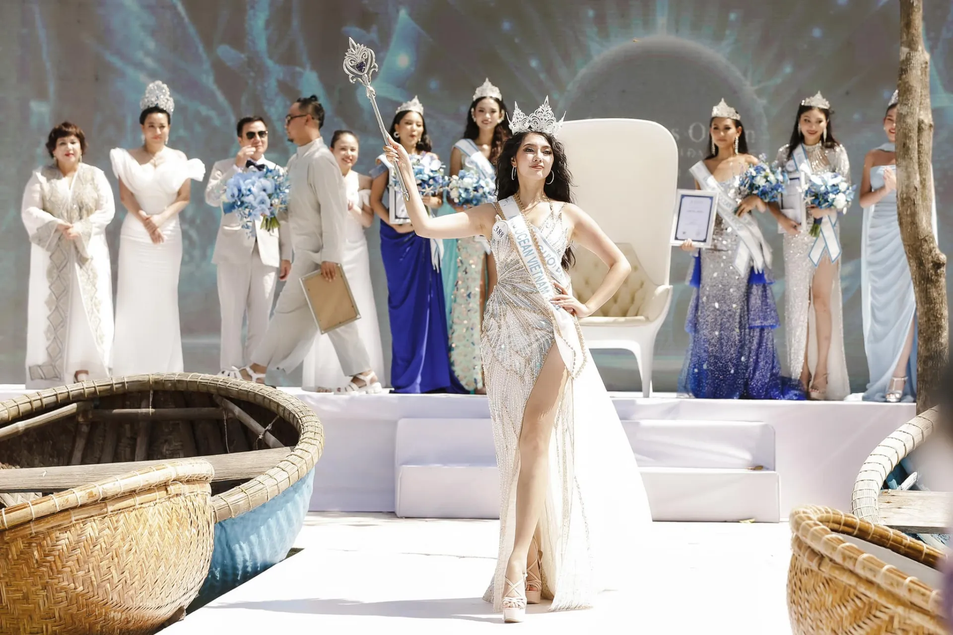 mot-cuoc-thi-hoa-hau-yeu-cau-khong-hoi-ve-ban-trai-tan-hoa-hau-3