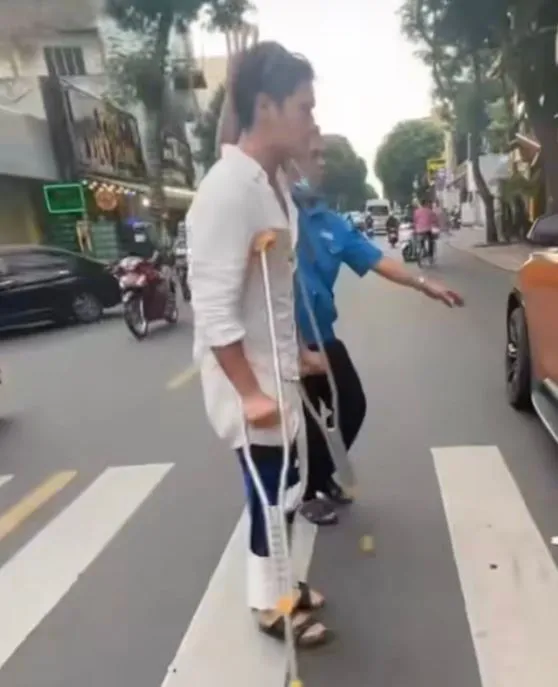 chong-ngo-thanh-van-gap-tai-nan-xe-2