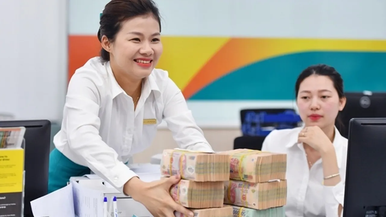 vi-sao-nhan-vien-ngan-hang-khong-gui-tien-o-ngan-hang-ho-lam-viec