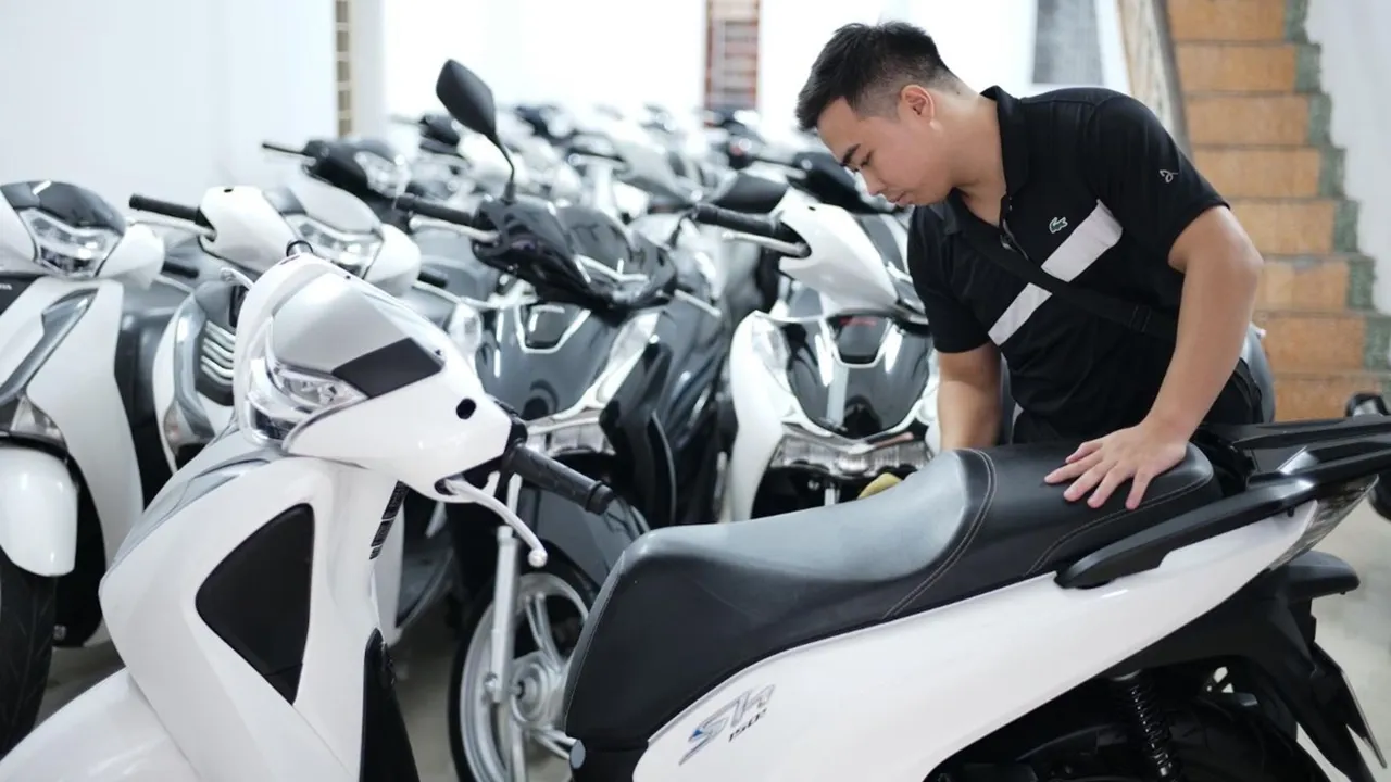 loat-xe-giam-gia-manh-sau-bien-so-dinh-danh