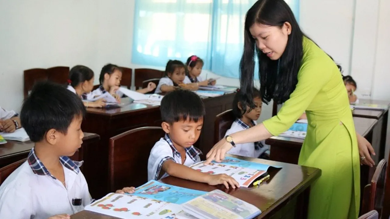 mot-tinh-can-nhac-gop-truong-vi-thieu-giao-vien-1