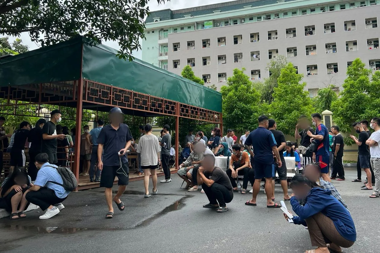 y-ta-cam-anh-nhan-dien-nguoi-than-o-benh-vien-quan-y-1