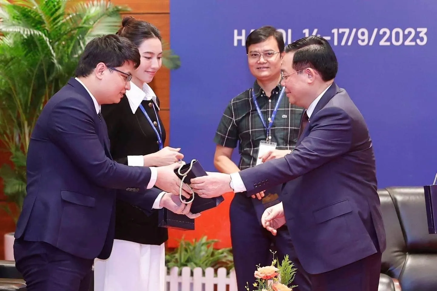 hoa-hau-gap-chu-tich-quoc-hoi-viet-nam-1