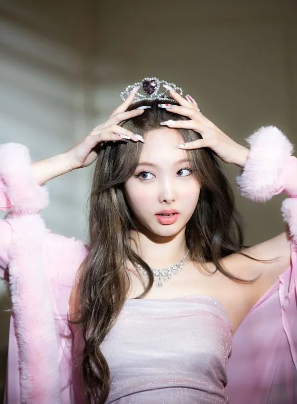 nu-ca-si-bi-nguoi-yeu-cu-cua-me-to-quyt-no-2