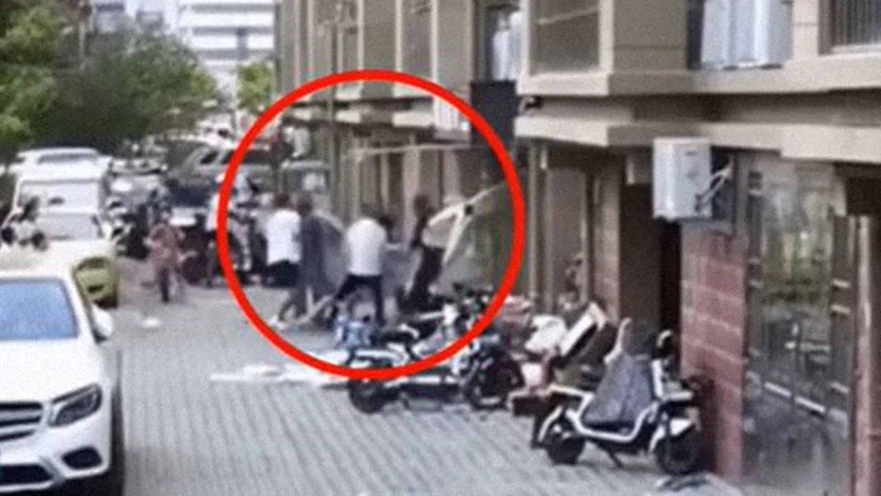 thot-tim-hang-xom-do-be-gai-4-tuoi-bang-chan