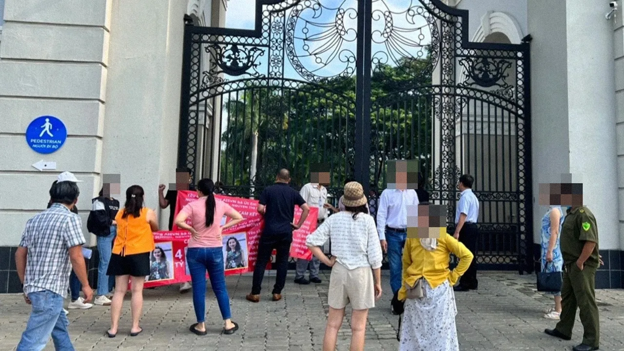 truong-quoc-te-bi-phu-huynh-cang-bang-ron-doi-tien