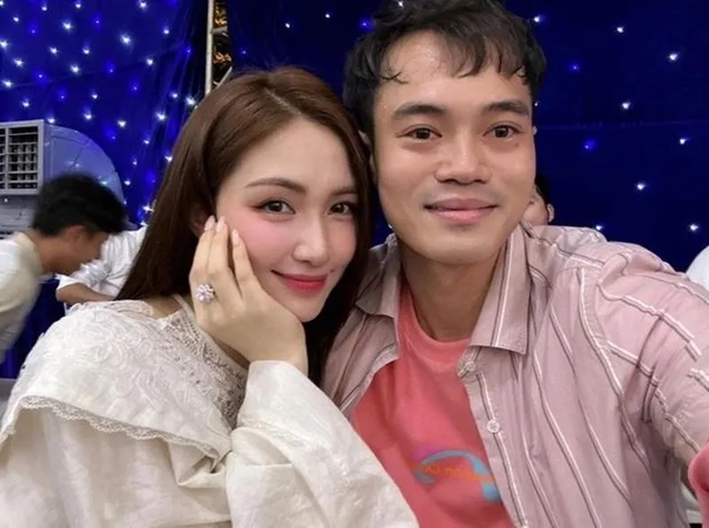 sao-nu-nghi-van-hen-ho-nam-cau-thu