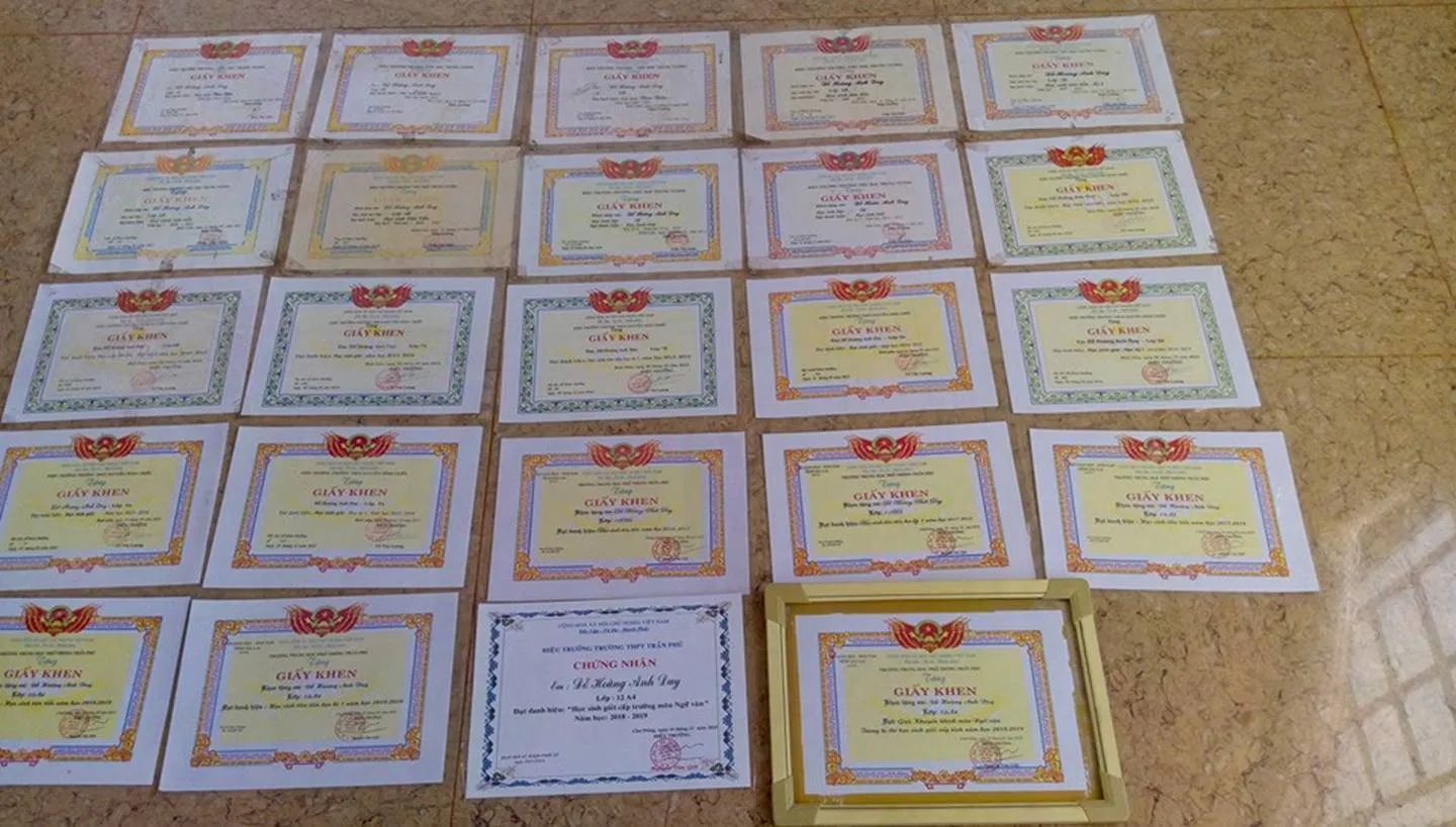 cha-mne-khong-nen-khoe-giay-khen-cua-con-1