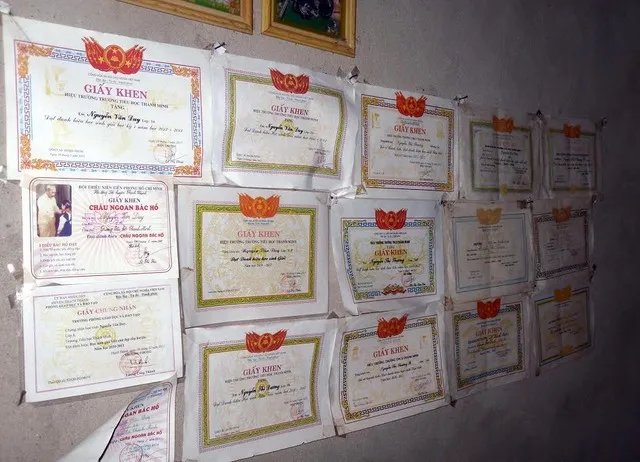 cha-mne-khong-nen-khoe-giay-khen-cua-con