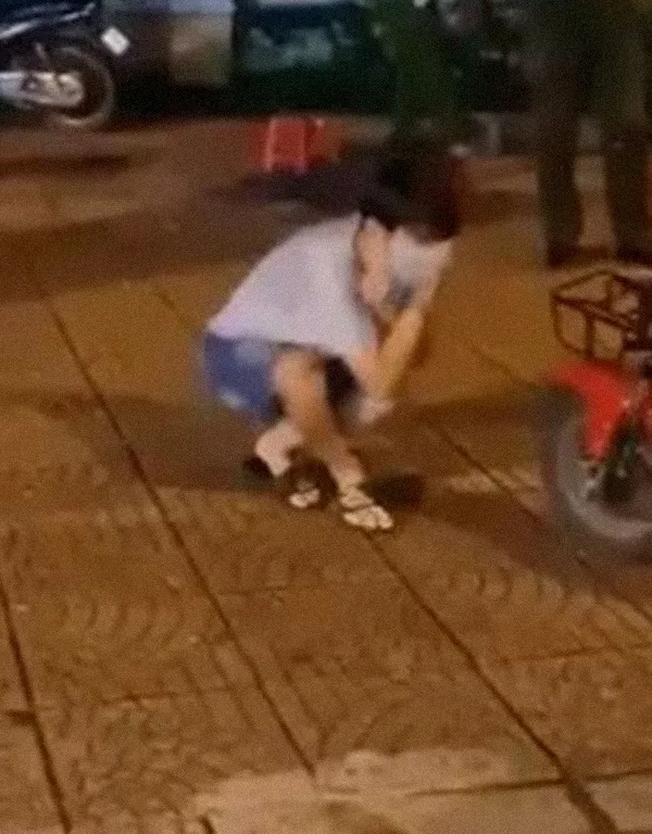 nam-sinh-ngat-xiu-do-thay-giao-bat-hut-xi-dau-1