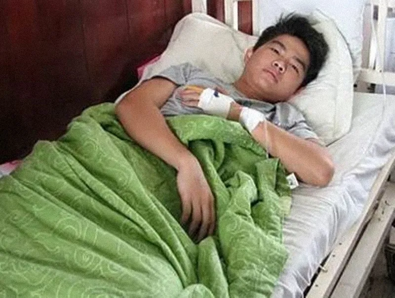 nam-sinh-ngat-xiu-do-thay-giao-bat-hut-xi-dau