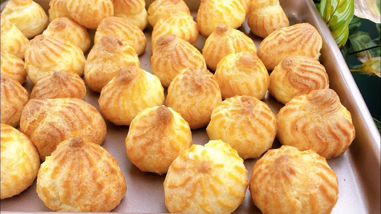 vu-be-gai-ngo-doc-banh-su-kem-bat-thuong-1