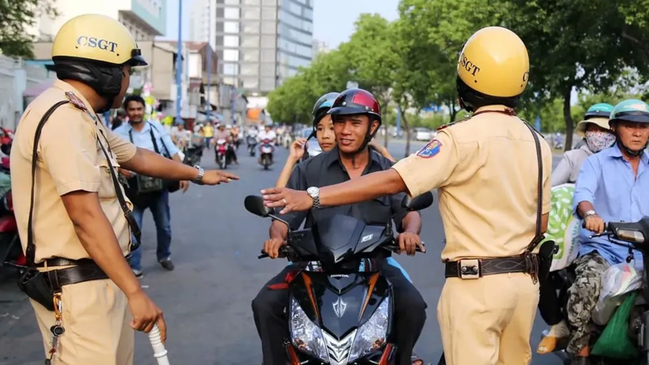 di-xe-nguoi-than-co-bi-phat-khong-1