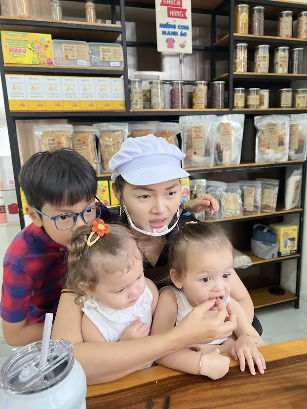 a-hau-thanh-minh-ban-ca-kho-nuoi-con-4